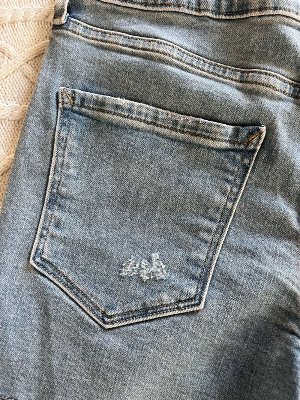 A.n.a. Lighter Wash Distressed Denim Mid-Rise Cutoff Shorts Women’s Size 4 - Picture 4 of 10
